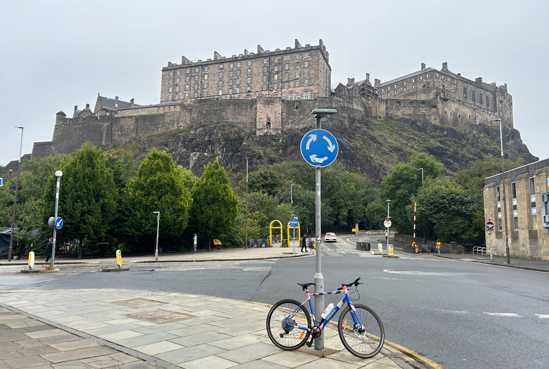 An Umbraco bike parked in front of Edinburgh Castle