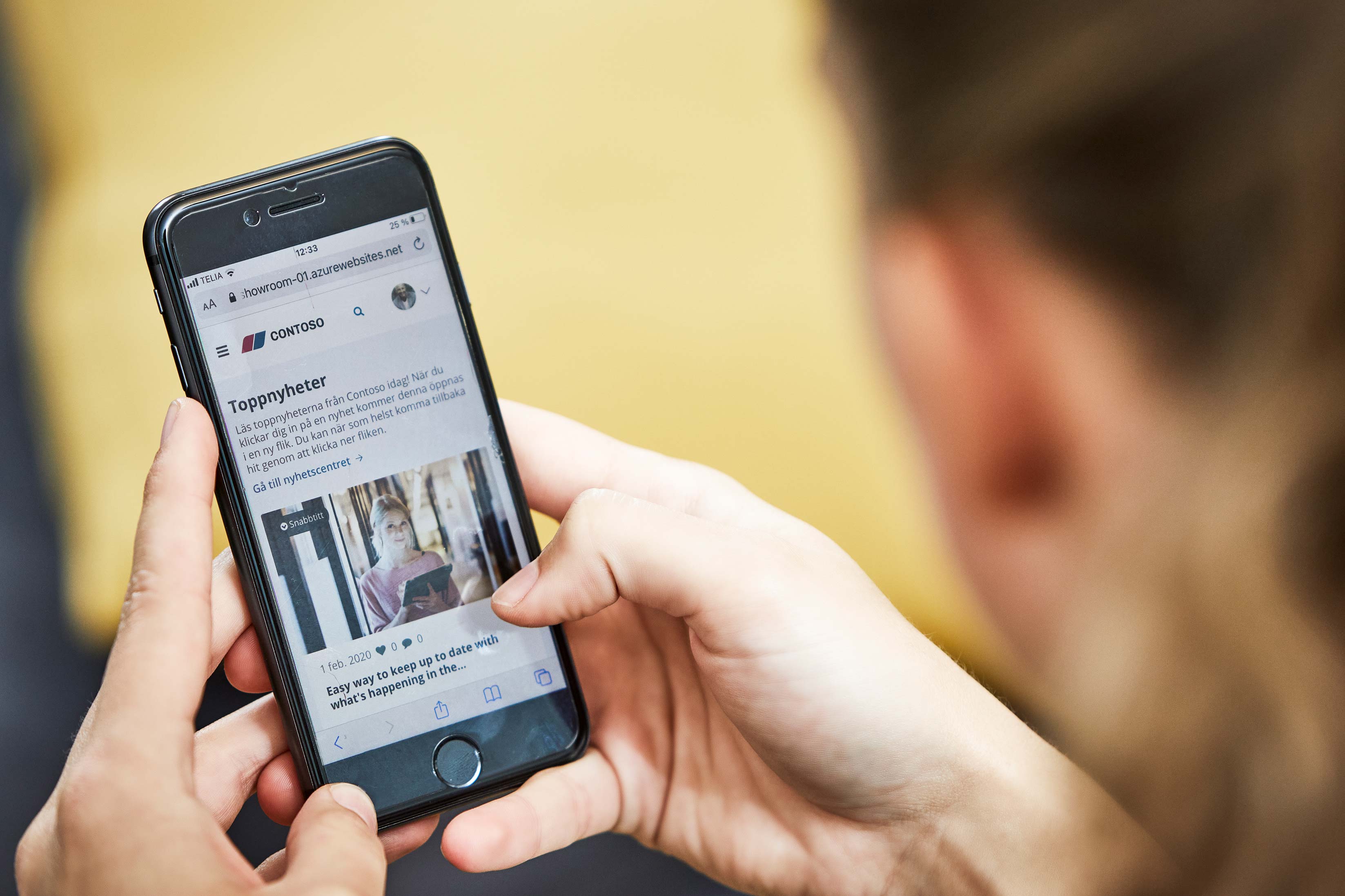 Looking over the shoulder of a person who is using our intranet solution on their mobile